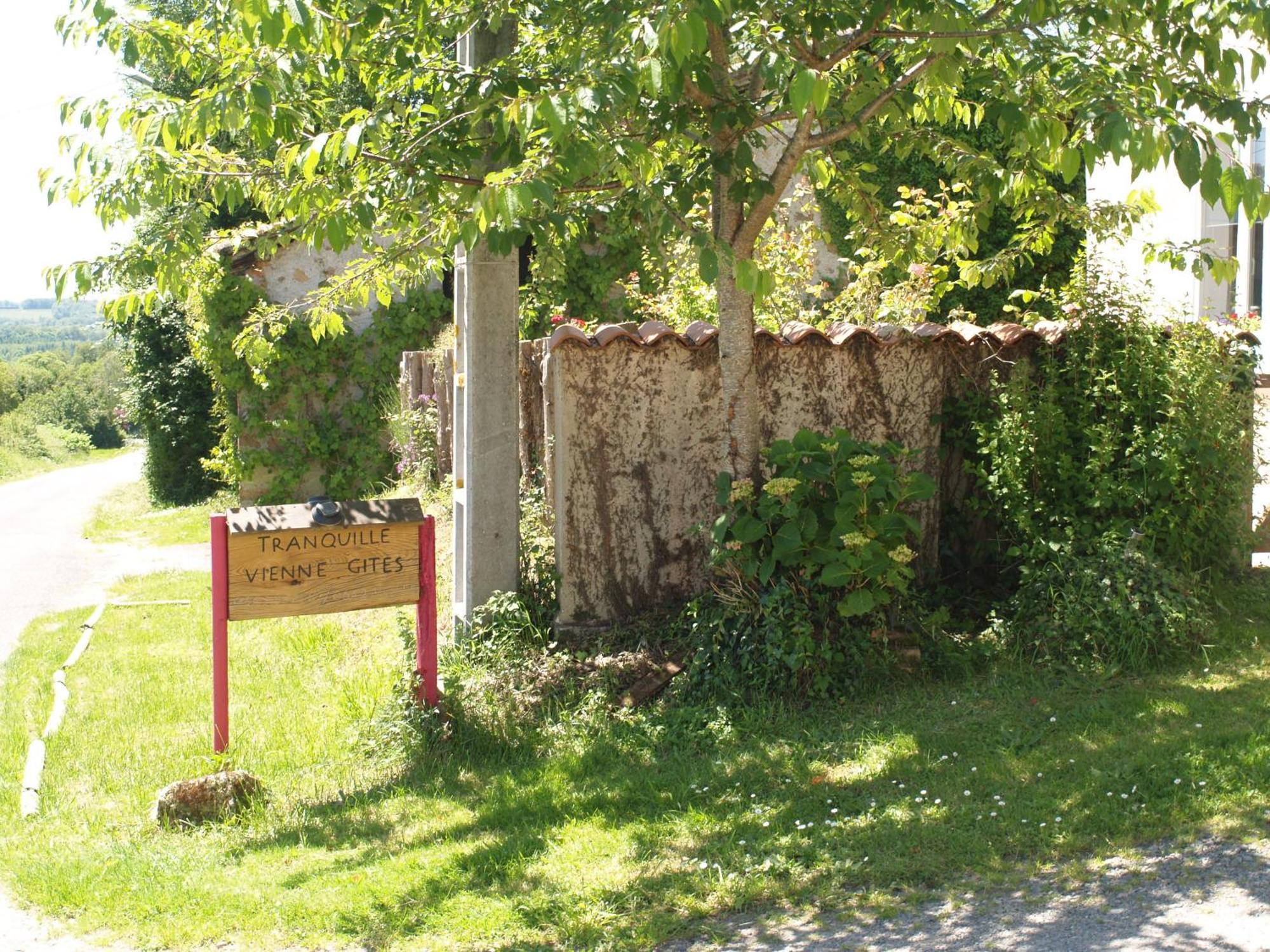 Tranquille Vienne Gites A Chirac Dept Charente Exterior photo