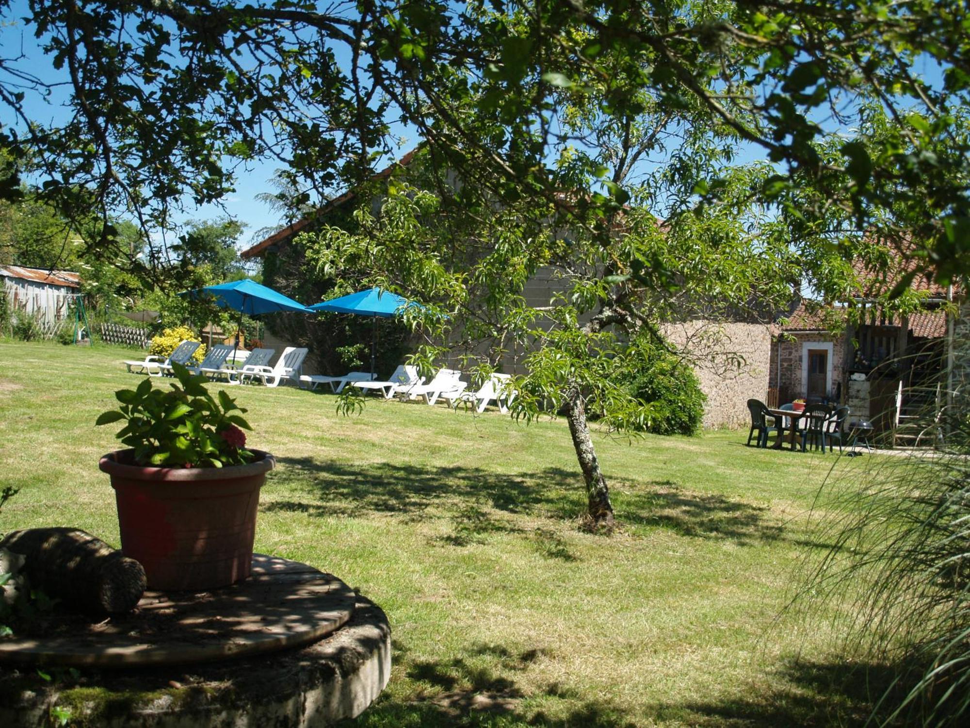 Tranquille Vienne Gites A Chirac Dept Charente Exterior photo
