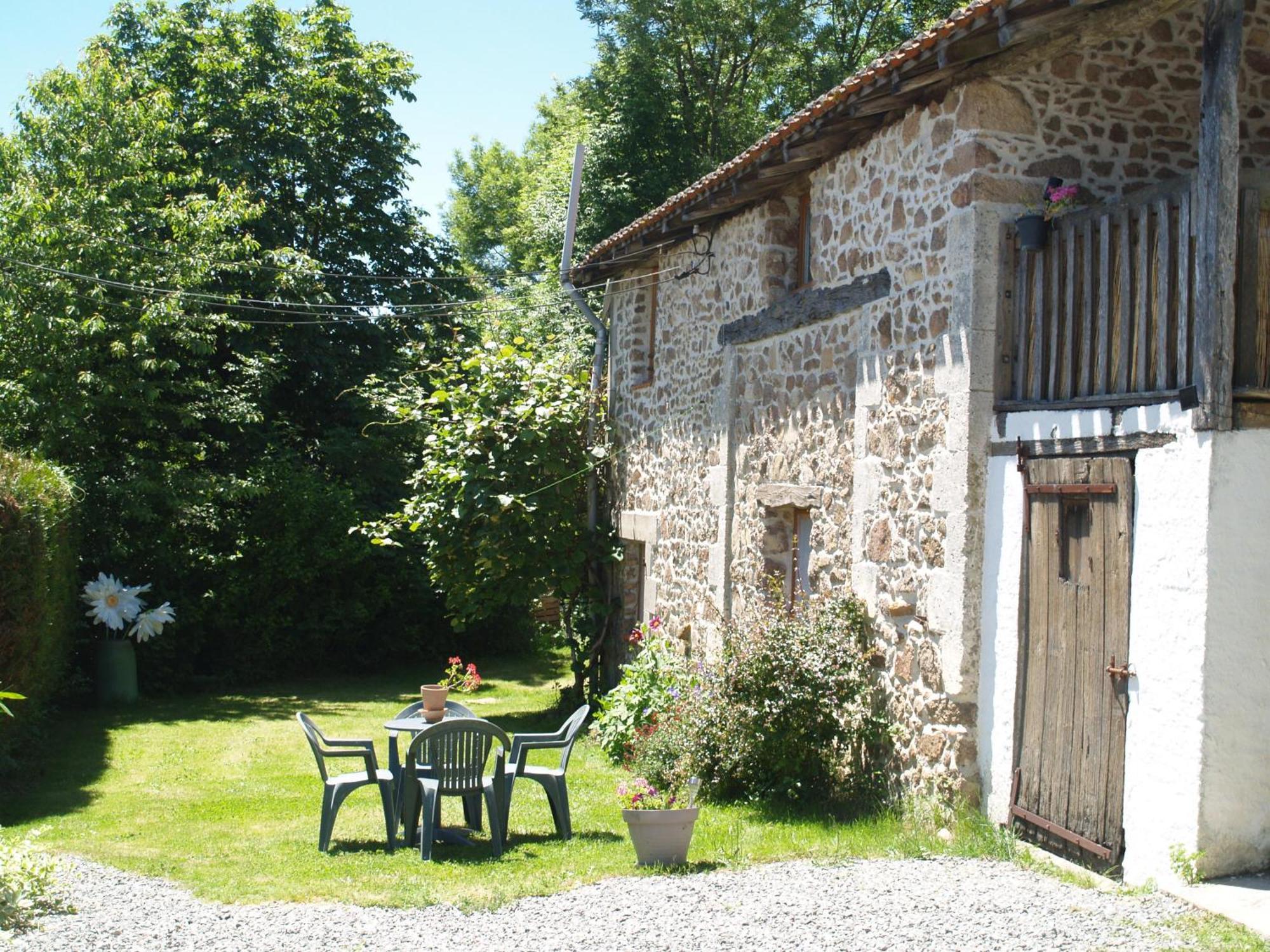 Tranquille Vienne Gites A Chirac Dept Charente Exterior photo